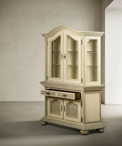 Vista en ángulo de la alacena destacando los cristales laterales de la vitrina.