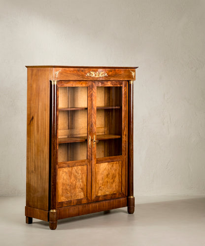 Vitrina Imperio vista lateral izquierda puertas de cristal y panel de caoba — Antique Arte y Decoración