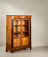 Vitrina Imperio vista lateral izquierda puertas de cristal y panel de caoba — Antique Arte y Decoración