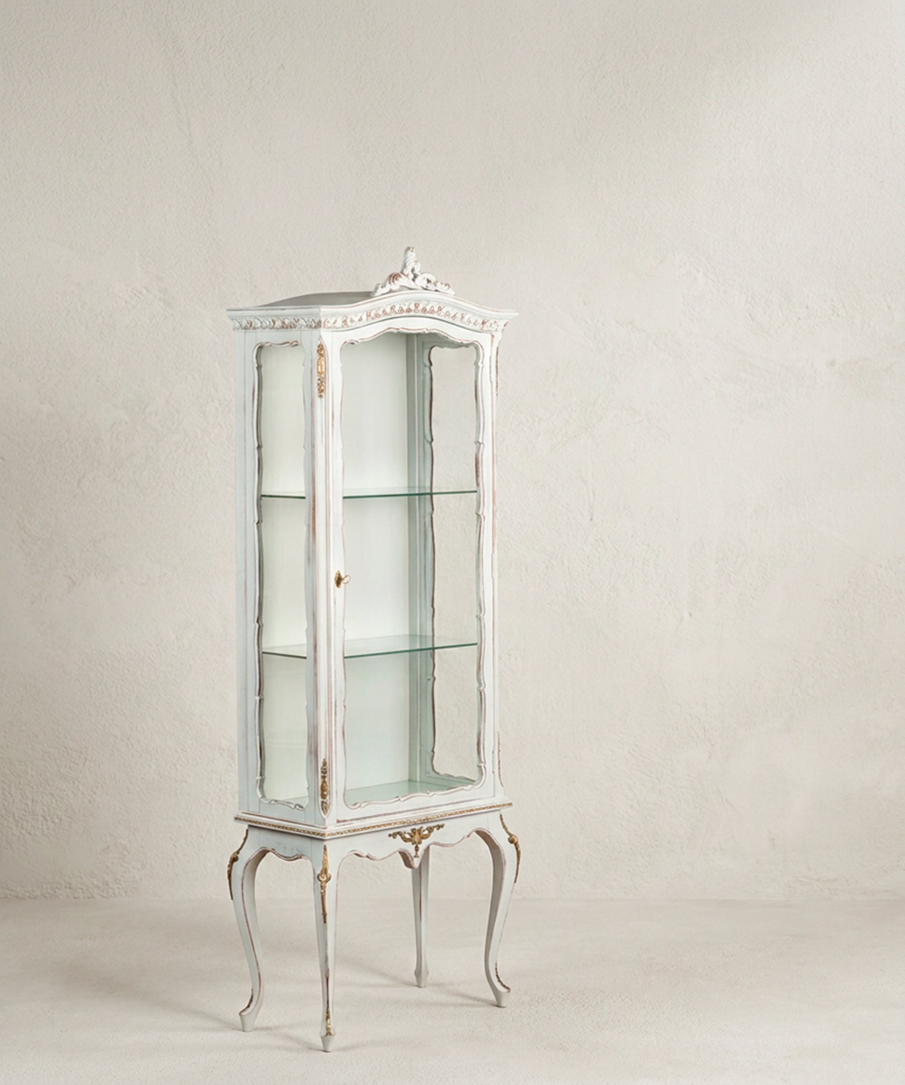 Vitrina Luis XV en Azul Claro Decapado | Cristal y Detalles Dorados