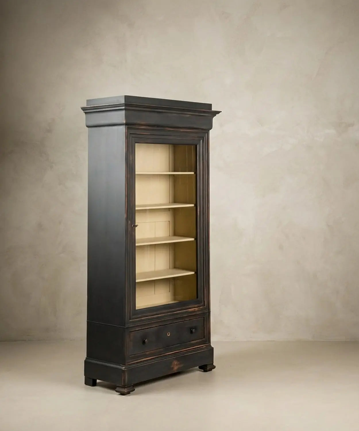 Vista lateral de la vitrina destacando la profundidad y la calidad del cristal frontal.