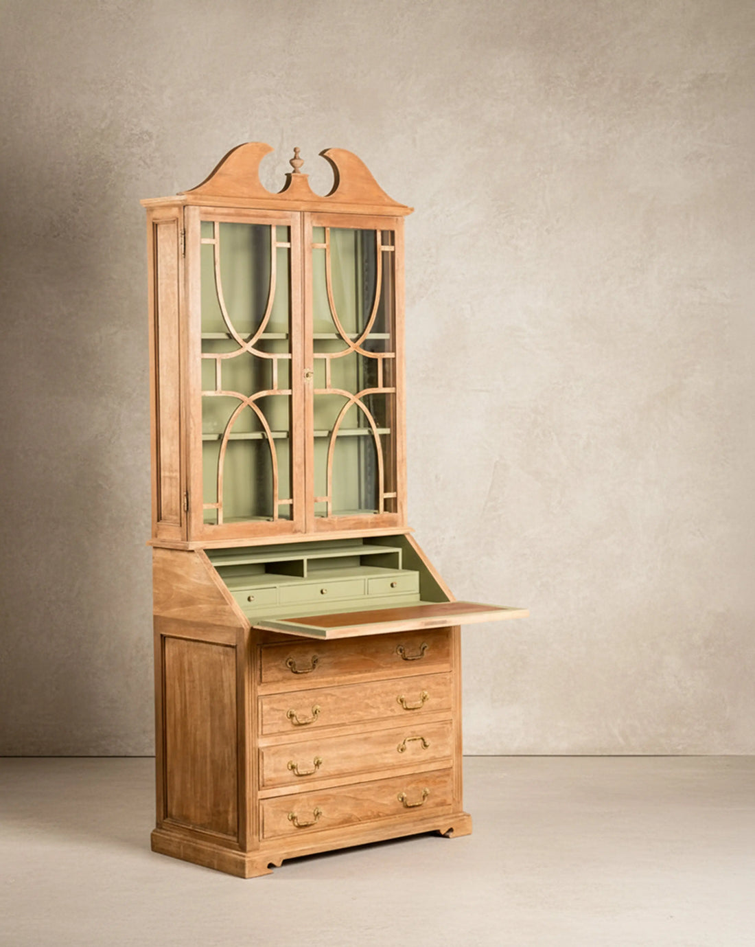 Librería secreter estilo inglés en madera natural con interior verde salvia