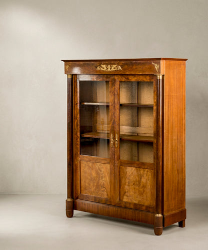Vitrina estilo Imperio vista lateral derecha chapa de caoba y pie torneado — Antique Arte y Decoración