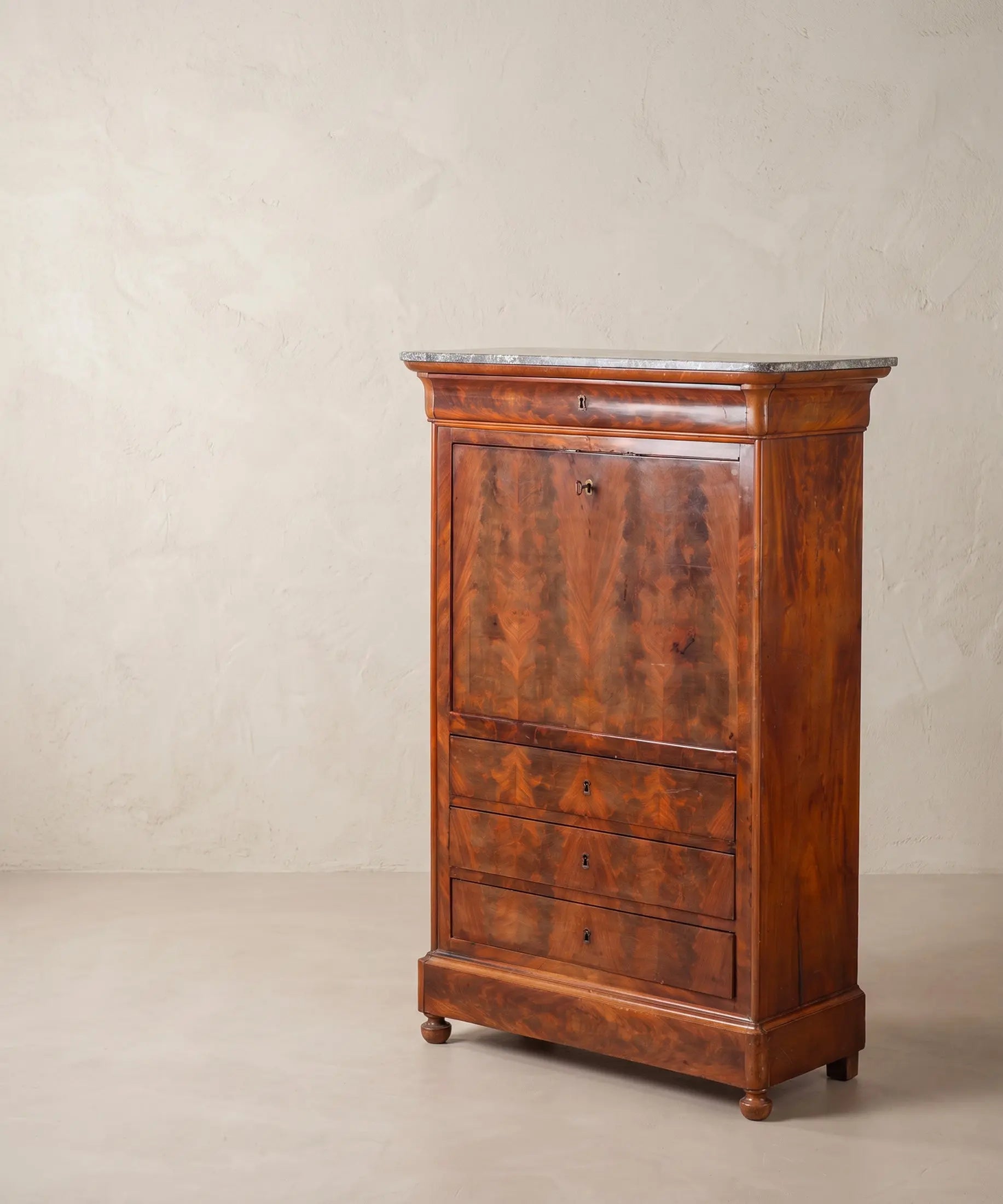 Vista tres cuartos secreter antiguo de caoba con llave original — Antique Arte y Decoración