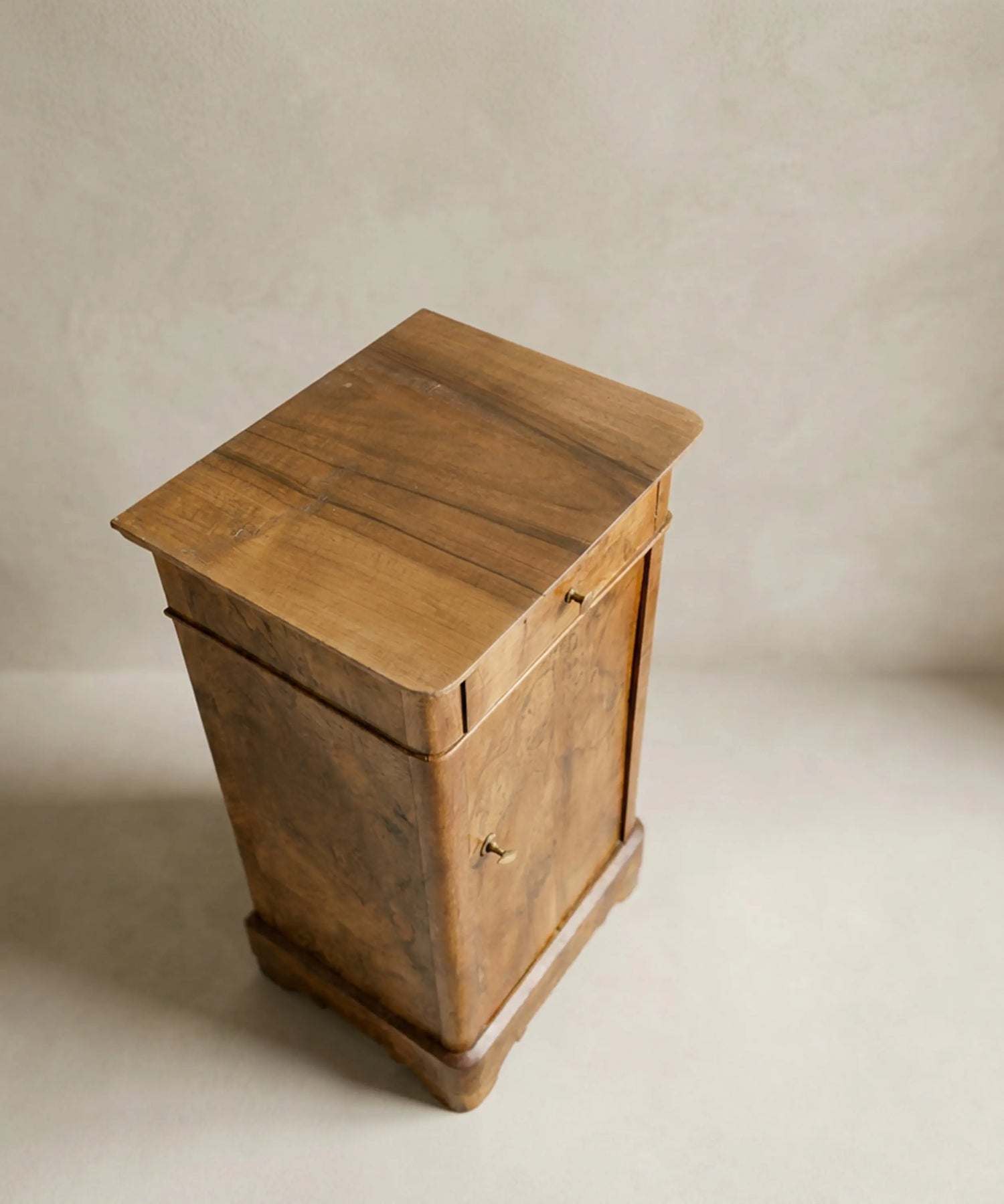 Ensambles de cola de milano cortados a mano en cajón antiguo de madera.