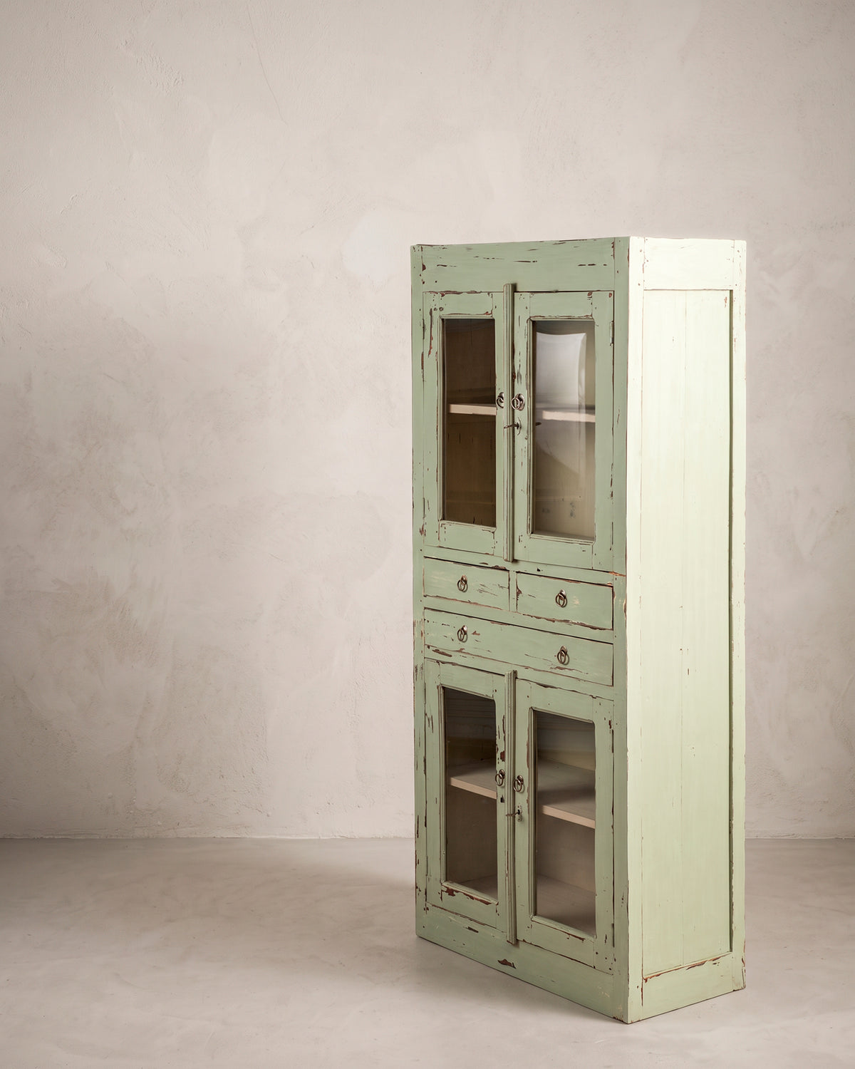 Alacena vitrina verde decapé vista lateral derecha, tres cajones con anillas de latón — Antique Arte y Decoración