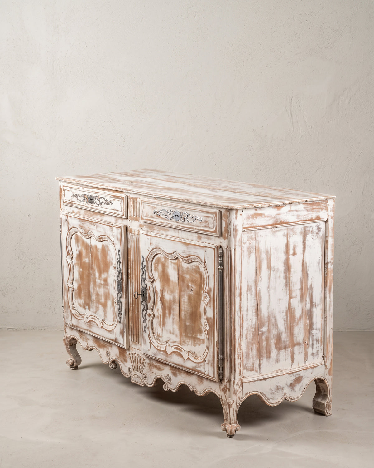 Aparador provenzal Luis XV decapé blanco vista lateral derecha con venera — Antique Arte y Decoración