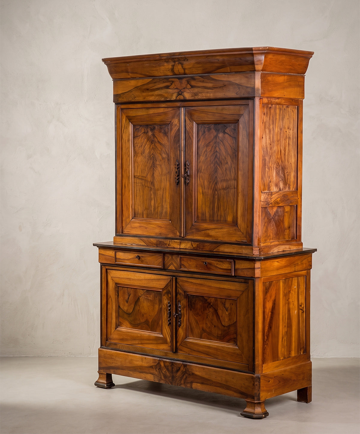 Aparador antiguo de nogal vista lateral derecha con cornisa de gola — Antique Arte y Decoración