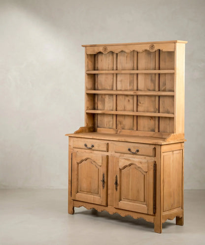 Aparador platero de madera natural vista lateral con rosetones tallados — Antique Arte y Decoración