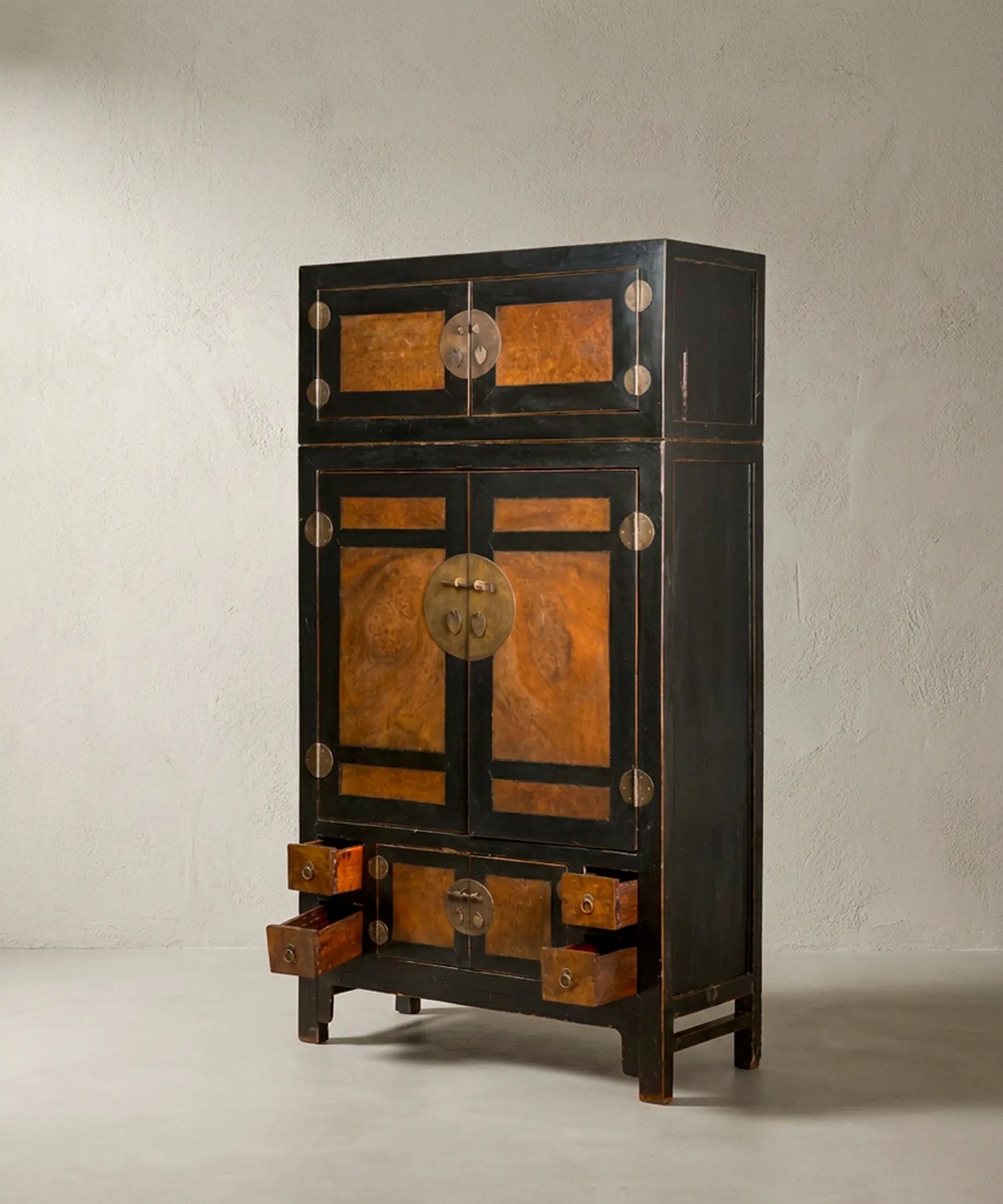Armario chino de dos cuerpos vista tres cuartos con cajones inferiores abiertos — Antique Arte y Decoración