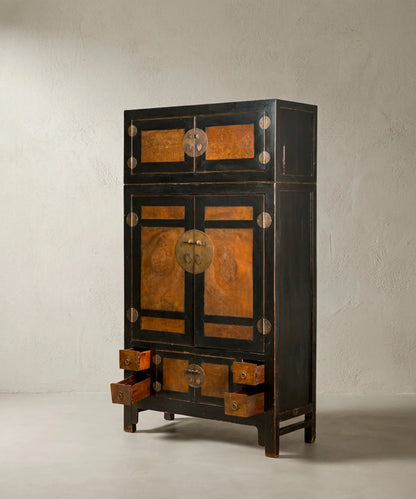 Armario chino de dos cuerpos vista tres cuartos con cajones inferiores abiertos — Antique Arte y Decoración