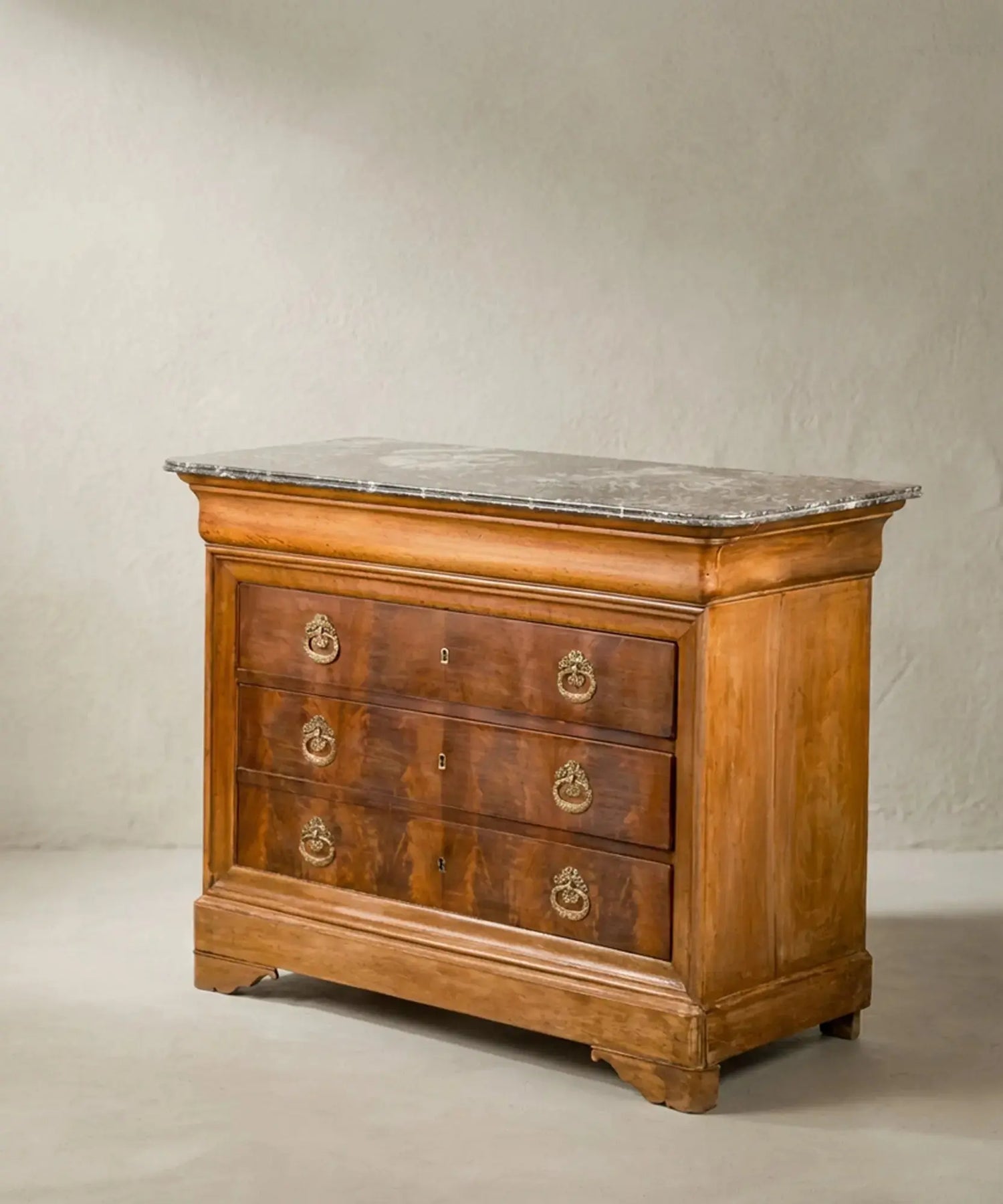 Cómoda antigua de estilo Luis Felipe con tapa de mármol gris (S. XIX) Antique arte y decoracion