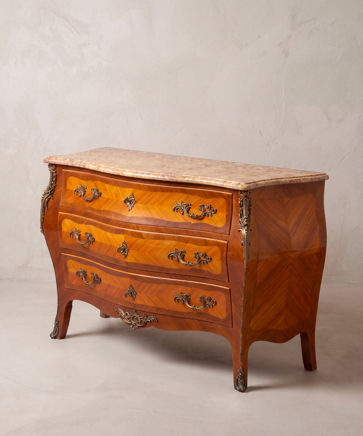 Cómoda estilo Luis XV vista lateral derecha con patas curvas y zapatas de bronce — Antique Arte y Decoración