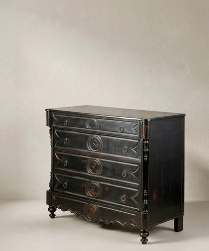 Cómoda negra de madera maciza vista en ángulo con talla de medallones — Antique Arte y Decoración