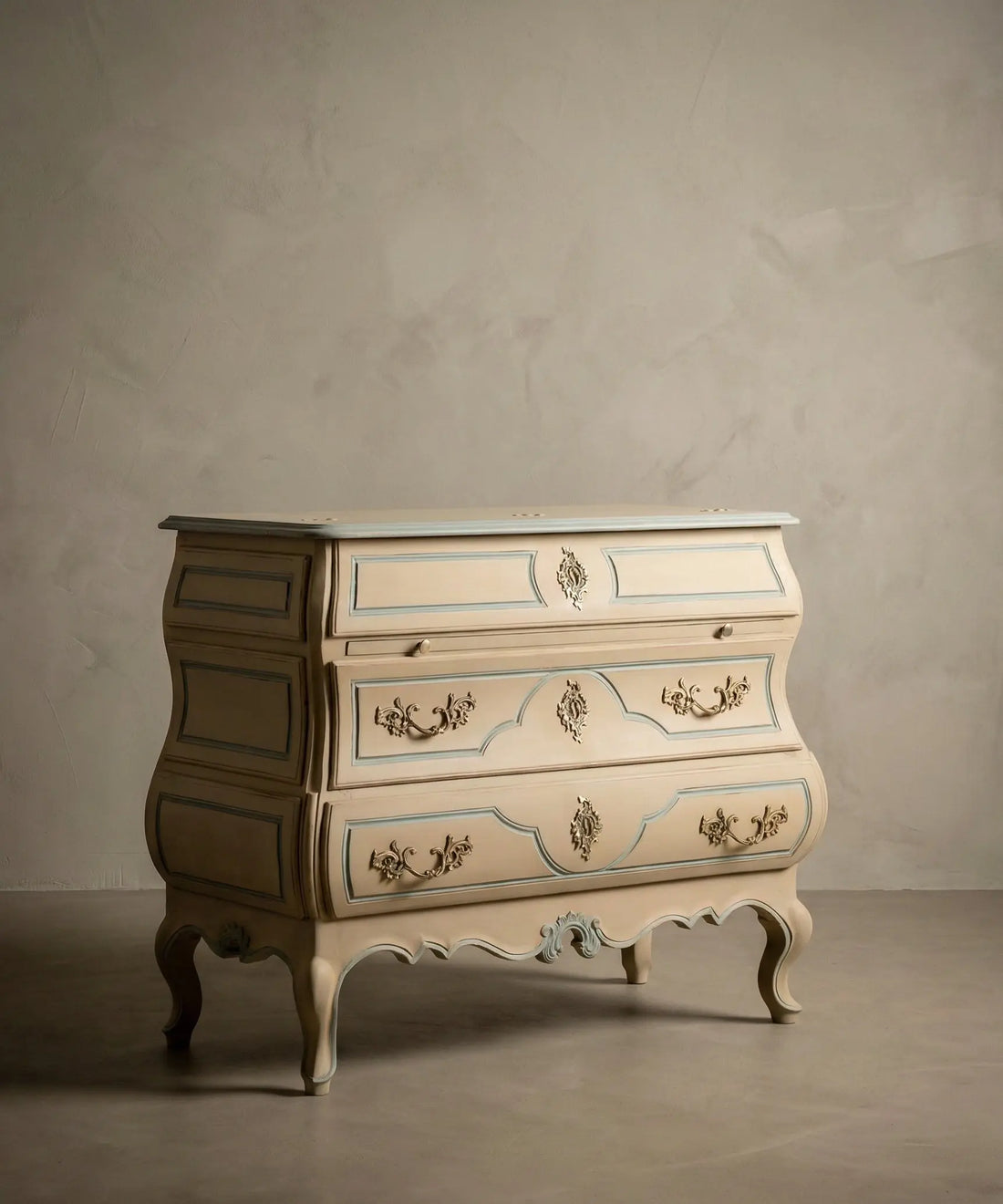 Cómoda secreter vintage abierta mostrando su interior de escritorio con cajoncitos y tapete de cuero.