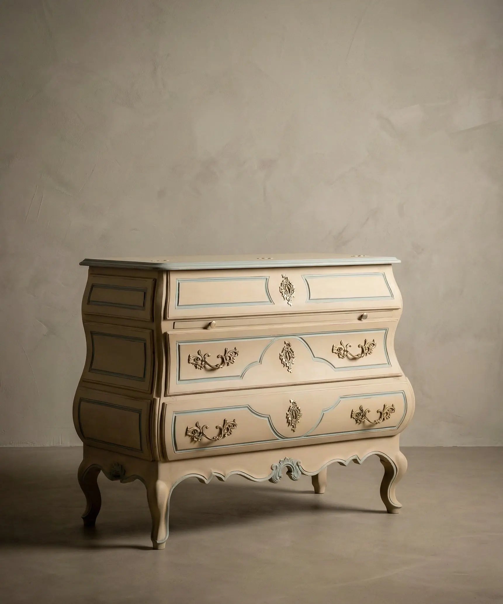 Cómoda secreter vintage abierta mostrando su interior de escritorio con cajoncitos y tapete de cuero.