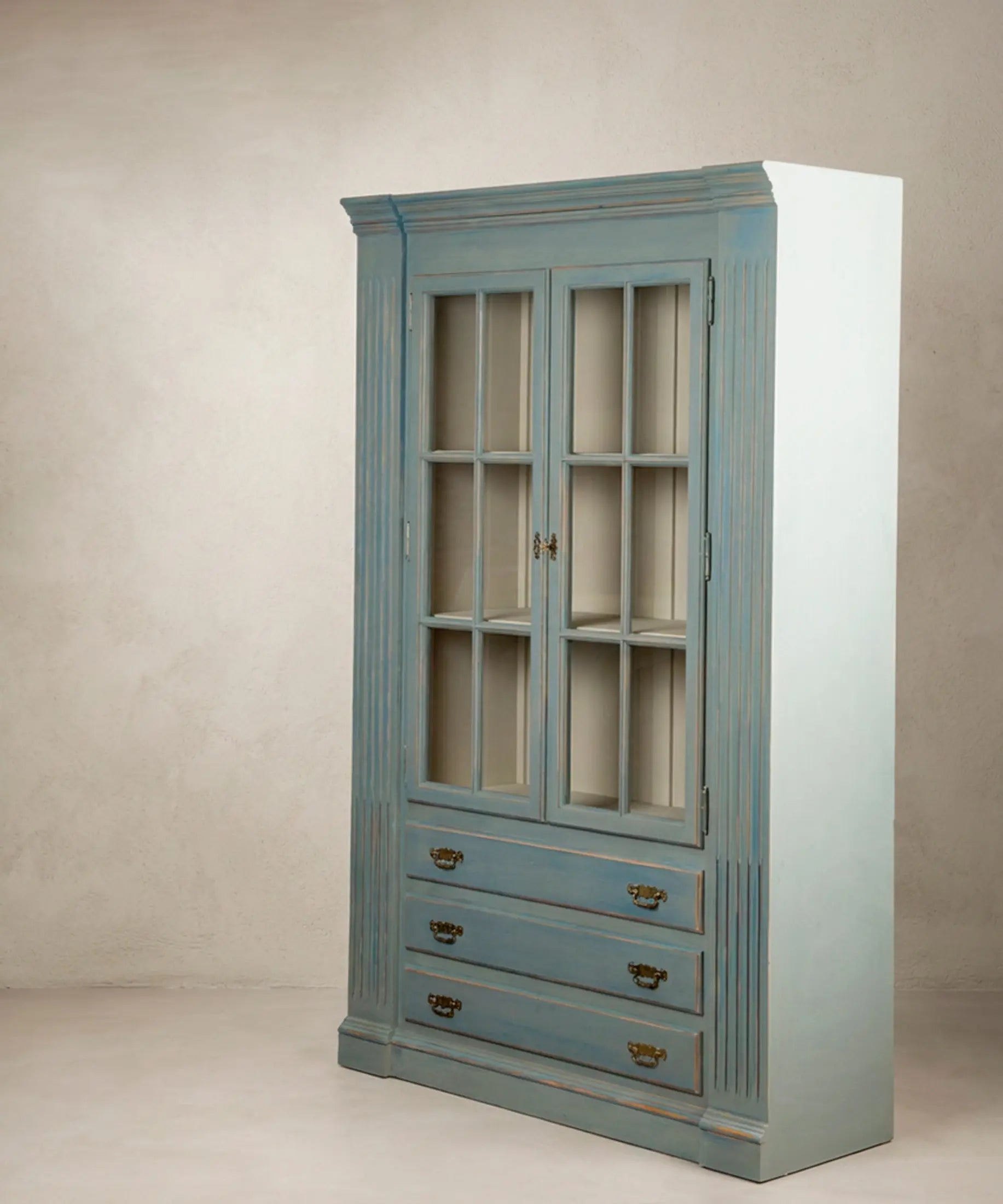 Vitrina vintage pino macizo azul decapé vista lateral con pilastras — Antique Arte y Decoración