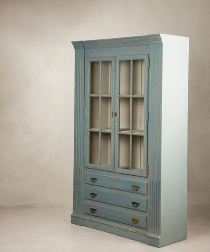 Vitrina vintage pino macizo azul decapé vista lateral con pilastras — Antique Arte y Decoración