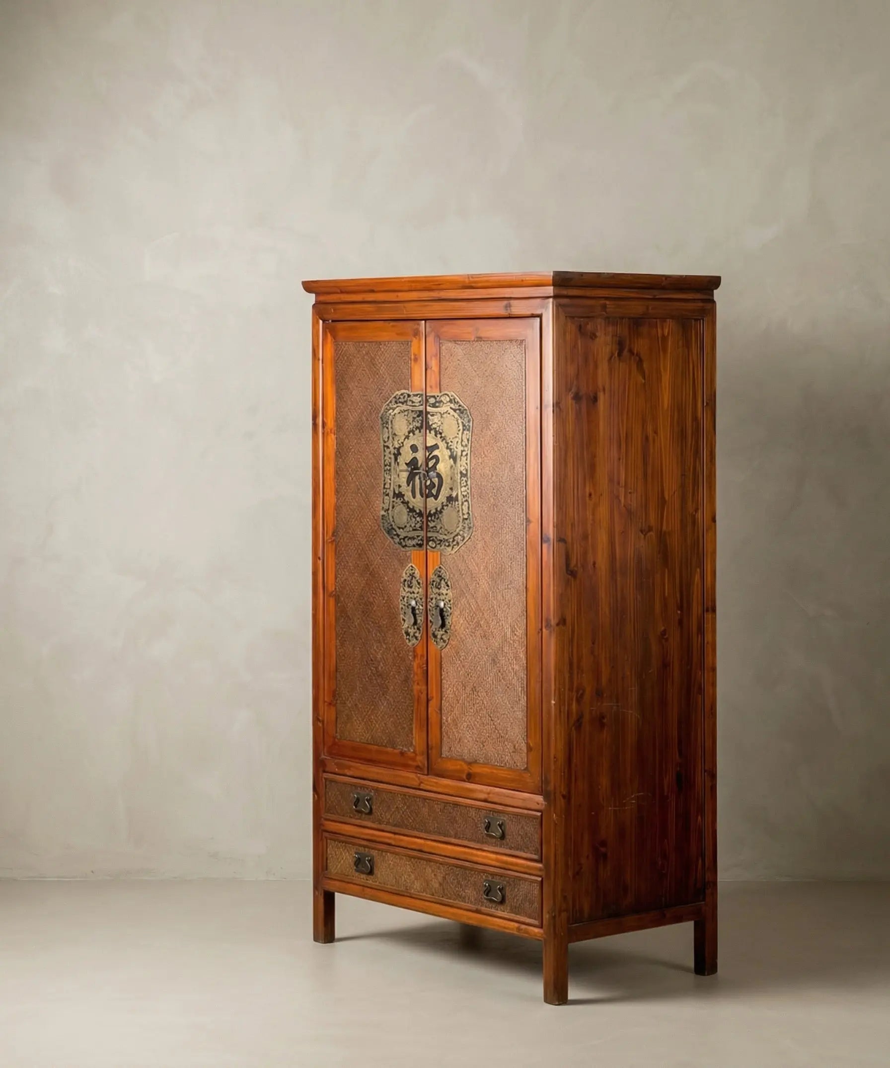 Armario de boda chino de madera con gran herraje de latón