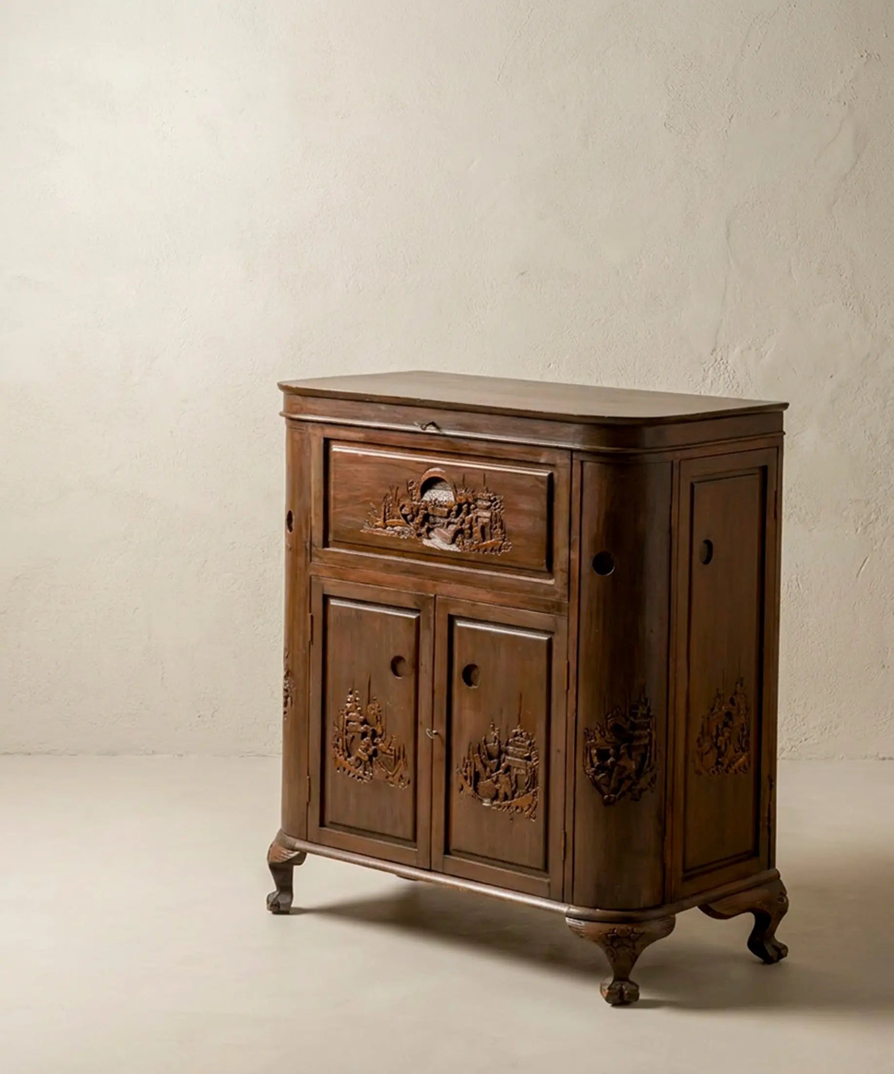 Mueble bar vintage chino vista frontal en tres cuartos con patas de garra talladas — Antique Arte y Decoración