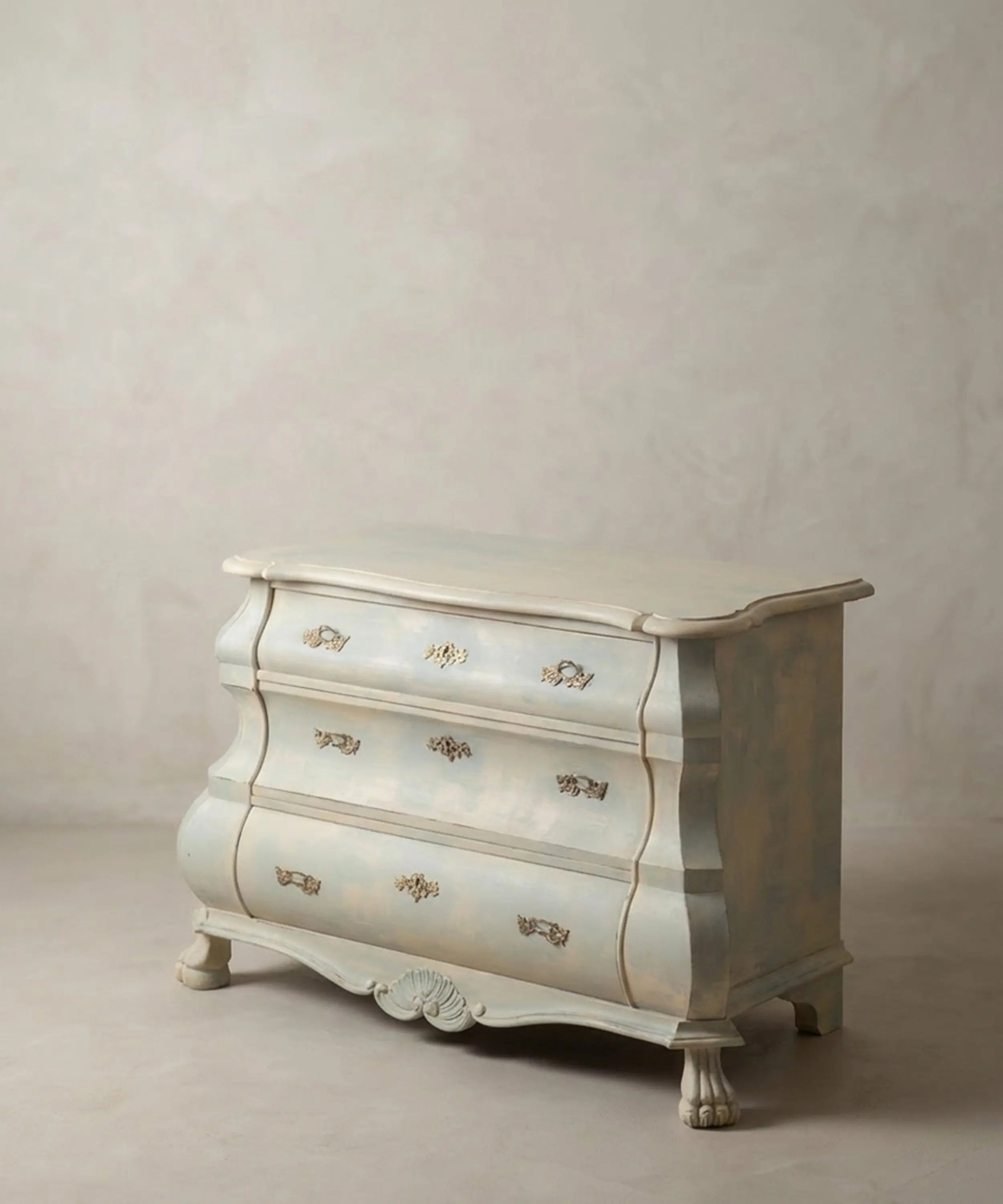 Cómoda baja estilo bombé holandés en azul empolvado y beige