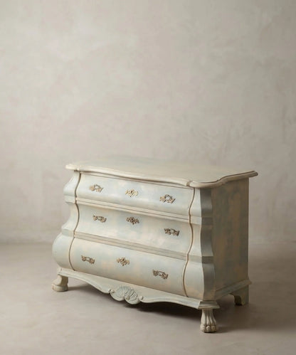 Cómoda baja estilo bombé holandés en azul empolvado y beige