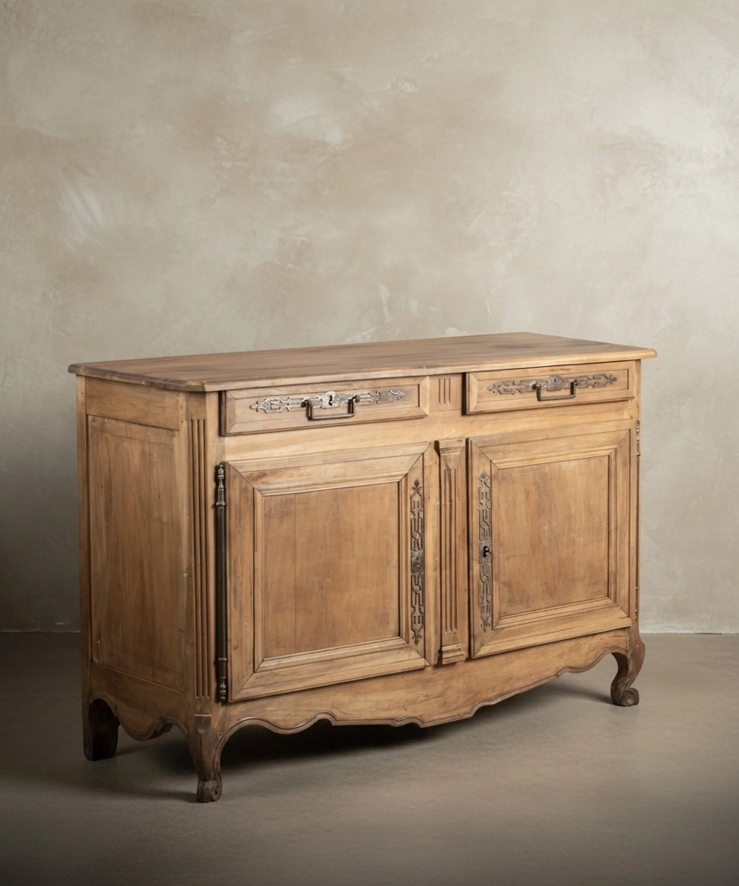 Gran aparador antiguo provincial francés en madera lavada con herrajes de forja (S. XIX)