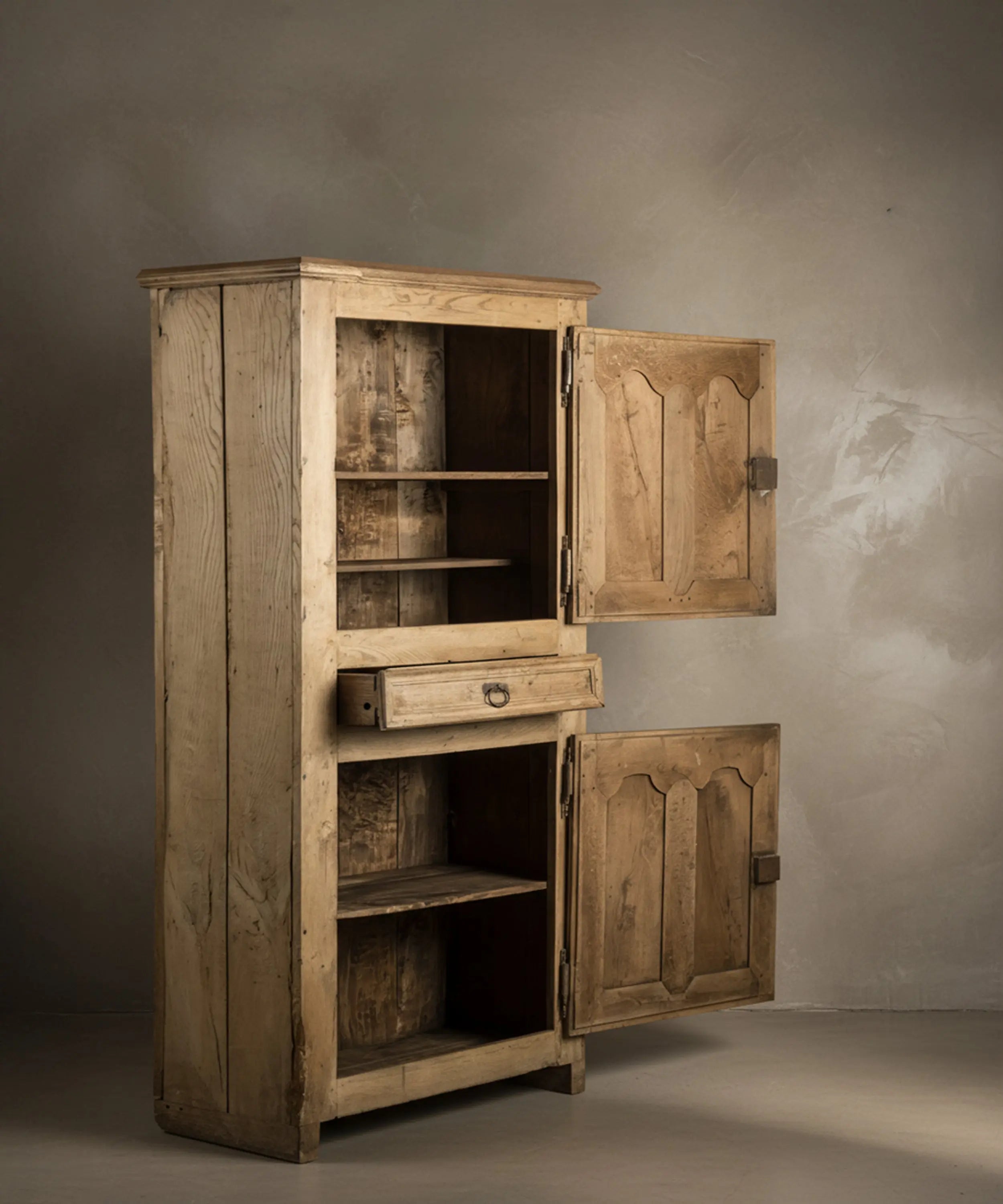 Armario antiguo rústico de roble lavado estilo provenzal (S. XVIII)