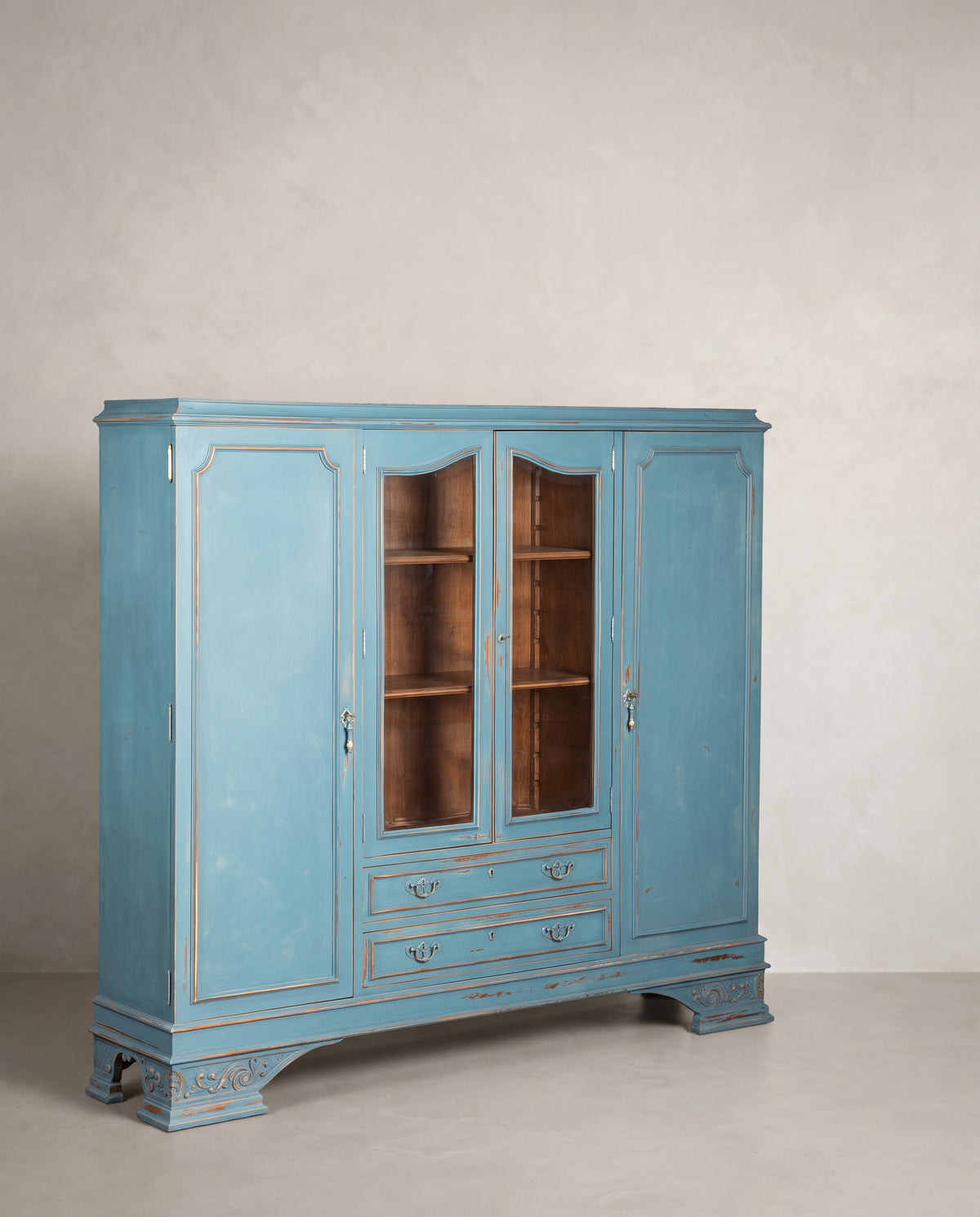Librería vitrina vintage decapé azul vista lateral con puertas de cristal en arco — Antique Arte y Decoración