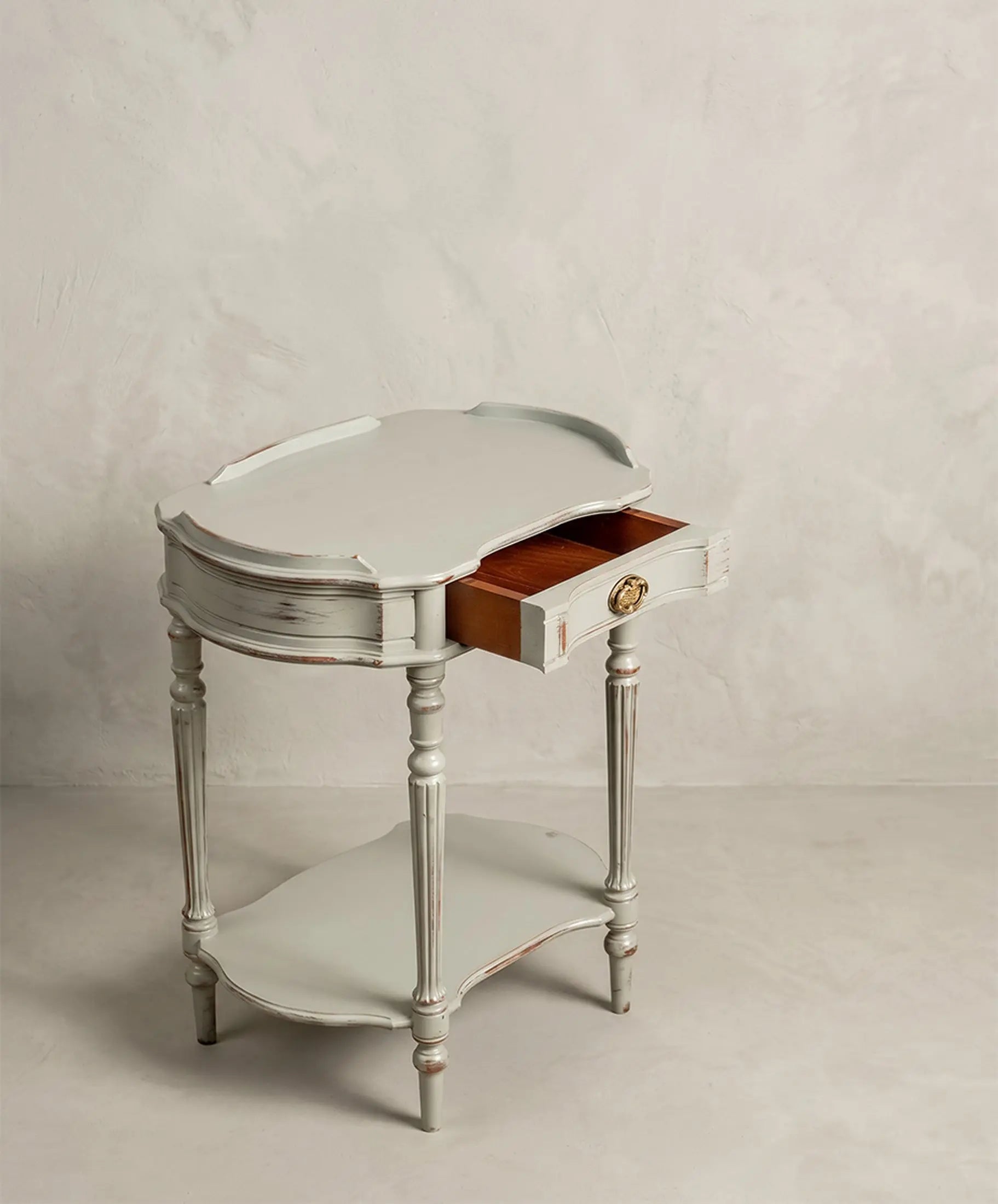 Mesa auxiliar ovalada gris decapé con cajón abierto interior madera natural — Antique Arte y Decoración