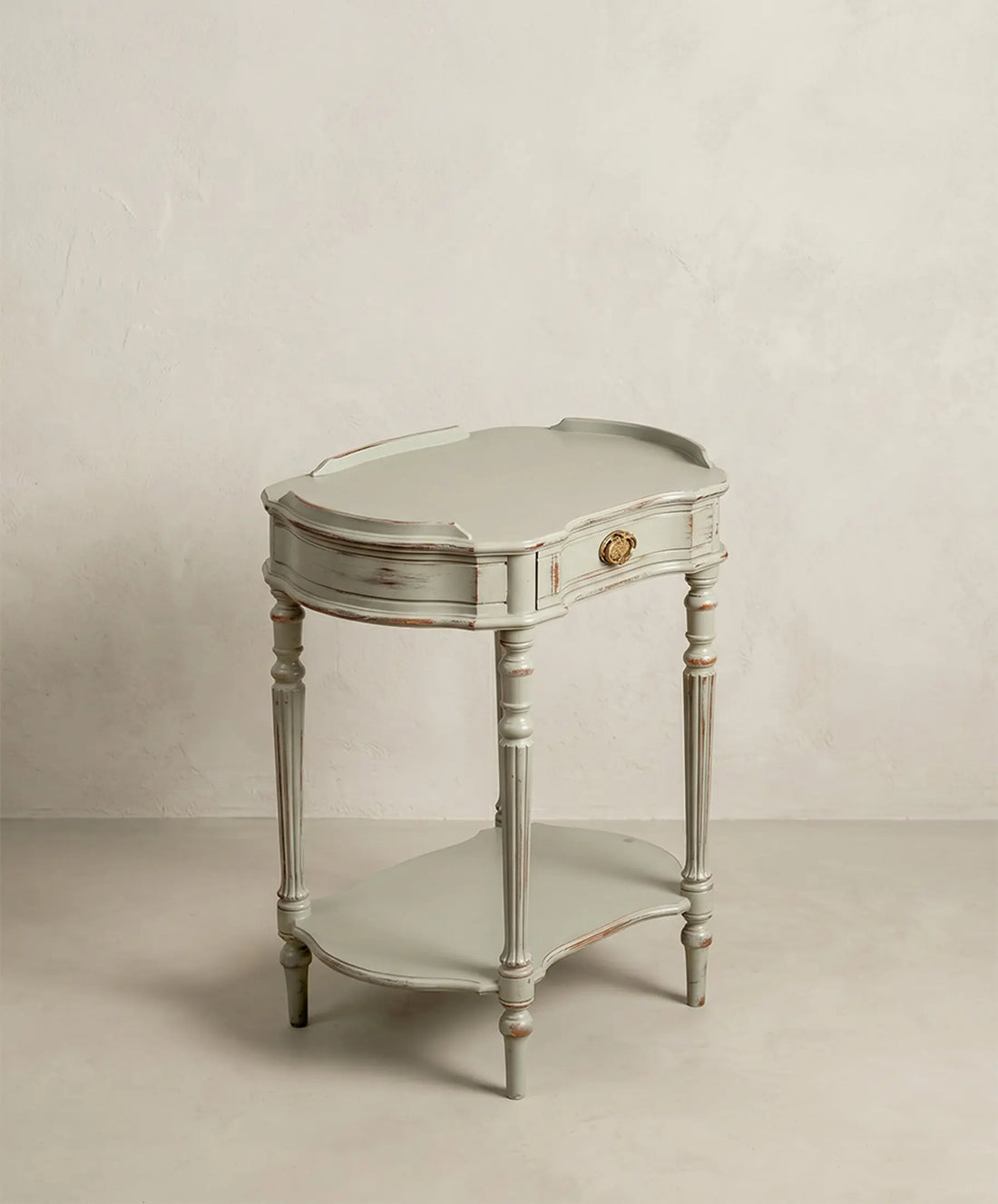 Vista lateral mesa auxiliar gris decapé cajón abierto tirador latón dorado oval — Antique Arte y Decoración