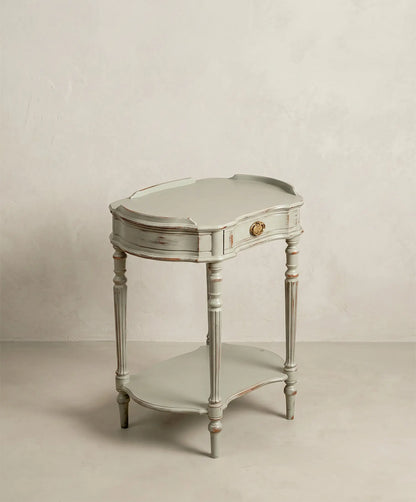 Vista lateral mesa auxiliar gris decapé cajón abierto tirador latón dorado oval — Antique Arte y Decoración