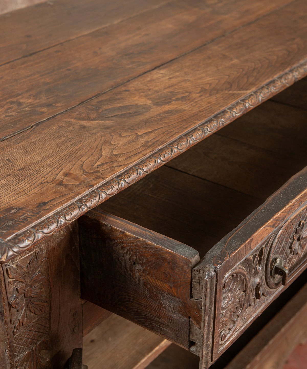 Detalle cajón de roble abierto con laterales macizos y tapa de tablas — Antique Arte y Decoración