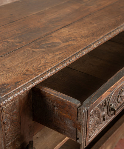 Detalle cajón de roble abierto con laterales macizos y tapa de tablas — Antique Arte y Decoración