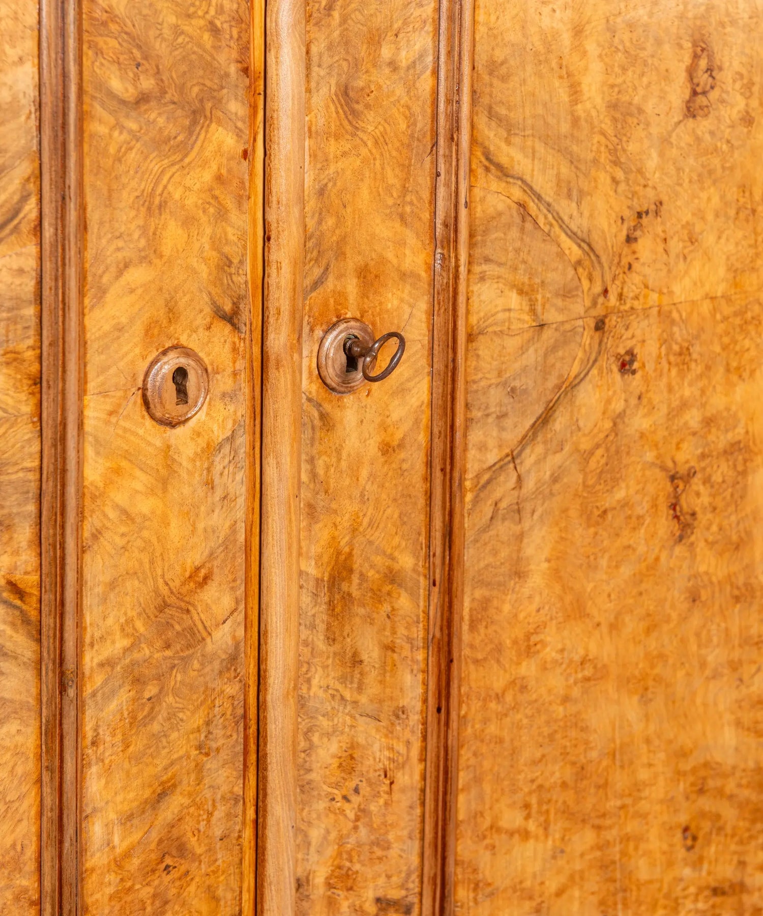 Detalle llave original de época funcional en bocallaves torneado — Antique Arte y Decoración