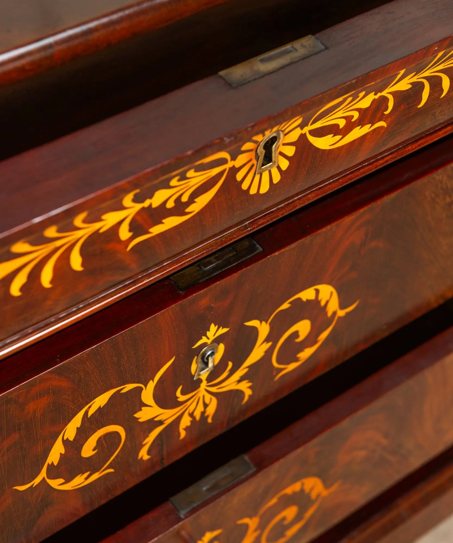 Cómoda Antigua en caoba de pluma con marquetería floral (Finales S. XIX)