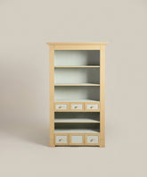 Vista frontal de la estantería vacía mostrando la simetría de los cajones y estantes