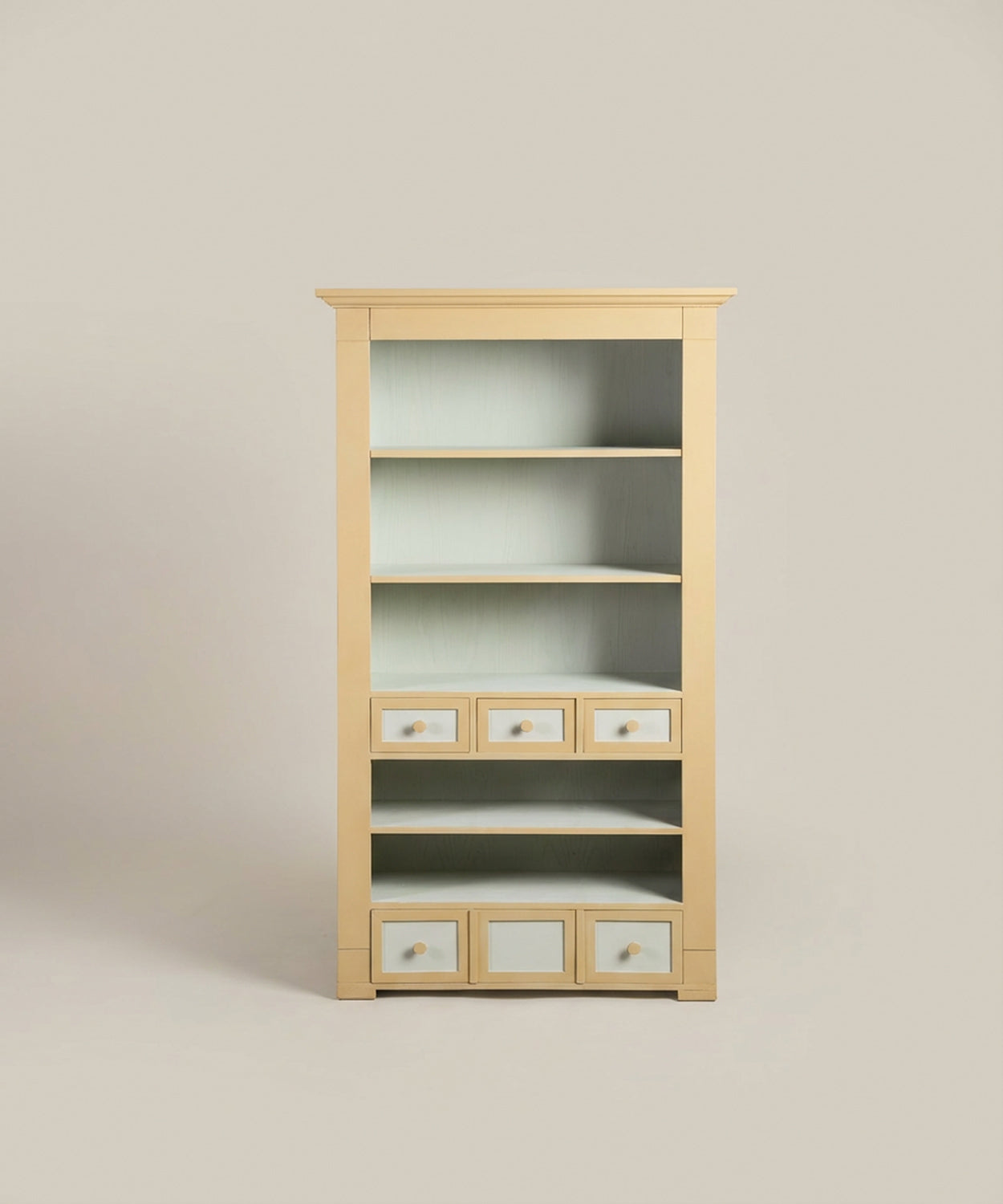 Vista frontal de la estantería vacía mostrando la simetría de los cajones y estantes