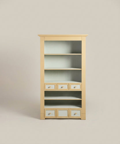 Vista frontal de la estantería vacía mostrando la simetría de los cajones y estantes