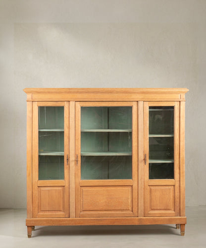 Vitrina librería de roble decapado estilo Luis XVI vista frontal — Antique Arte y Decoración