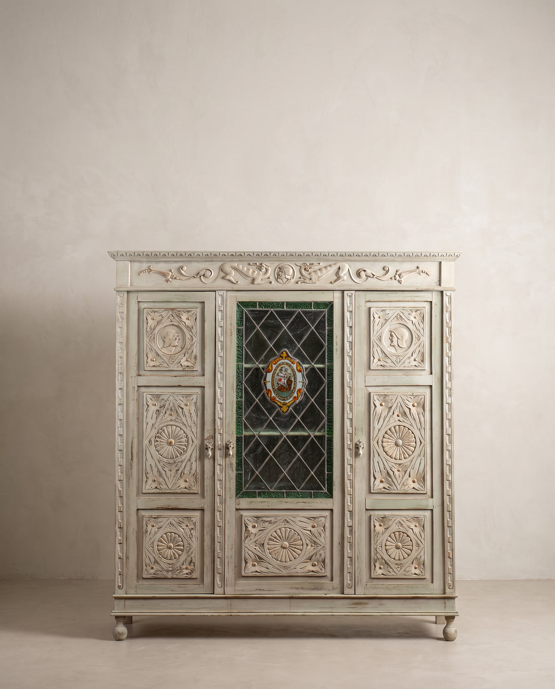 Librería vintage tallada en verde decapé con vidriera emplomada, vista frontal — Antique Arte y Decoración