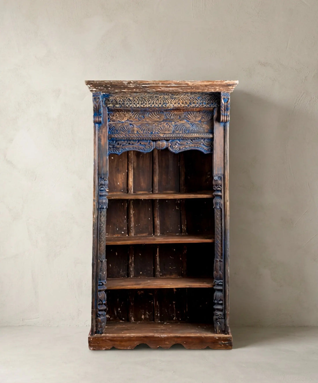 Librería balinesa tallada a mano en azul decapé vista frontal — Antique Arte y Decoración