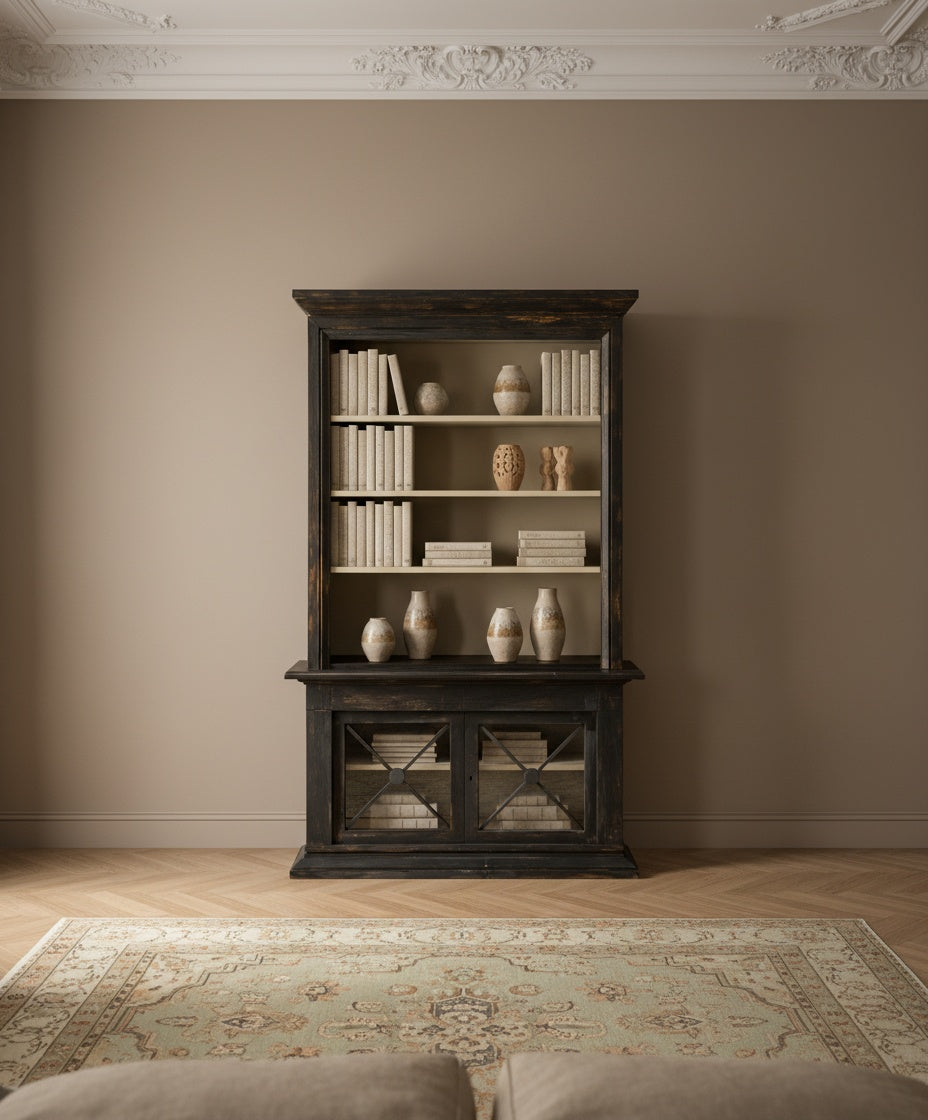 Librería Borghese decorada con libros y jarrones cerámicos en un salón de diseño clásico.