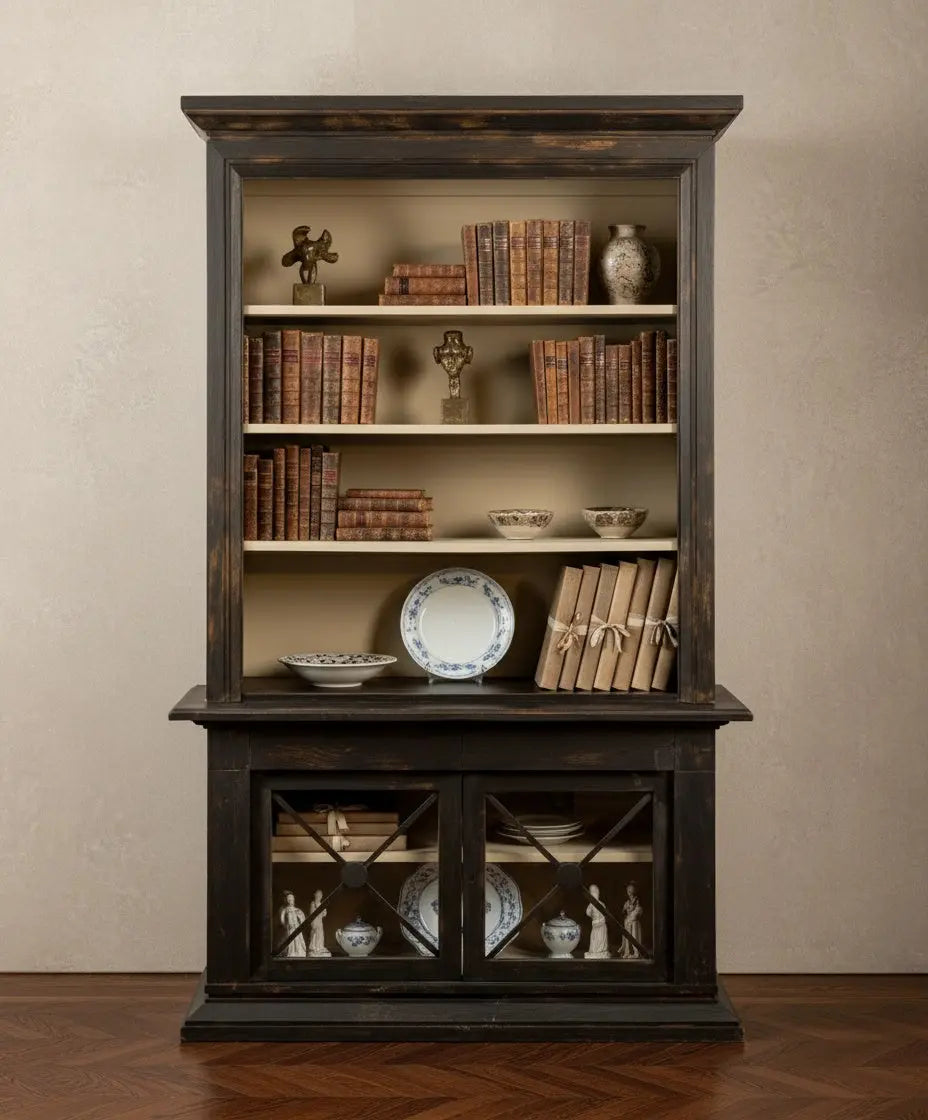 Librería Borghese decorada con libros y jarrones cerámicos en un salón de diseño clásico.