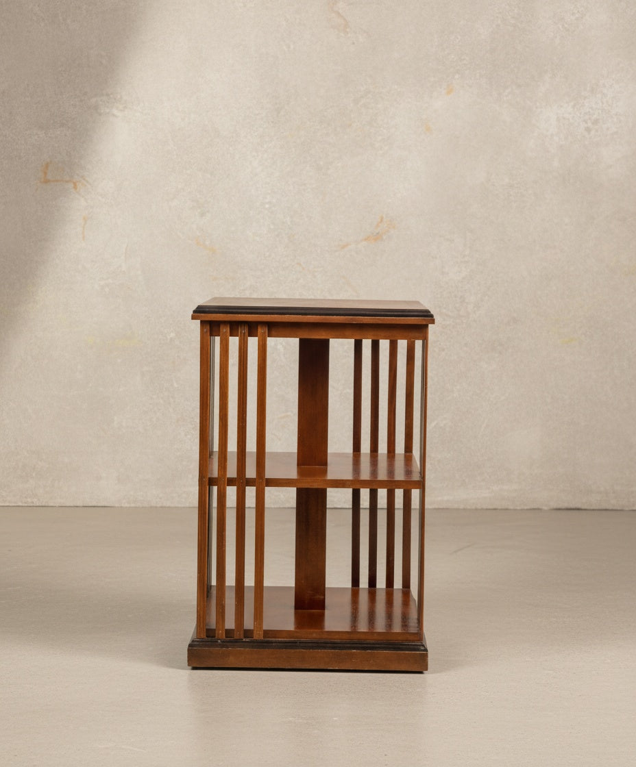 Estructura completa de la librería giratoria con listones verticales y dos niveles de estantes.