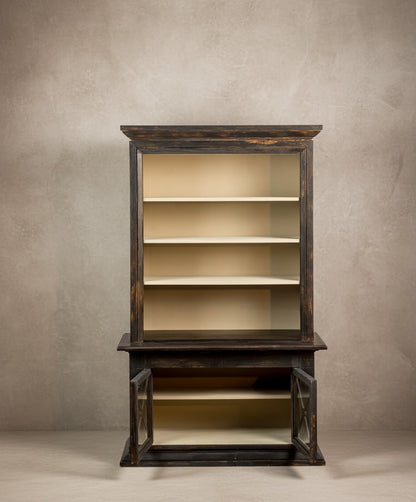 Librería vitrina en madera negra decapé