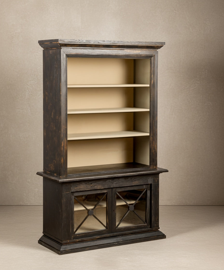 Vista lateral del mueble vitrina mostrando la cornisa superior tallada y la profundidad de los estantes.