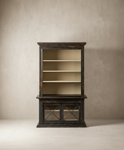 Librería vitrina de madera negra estilo vintage con estantes abiertos e interior crema.