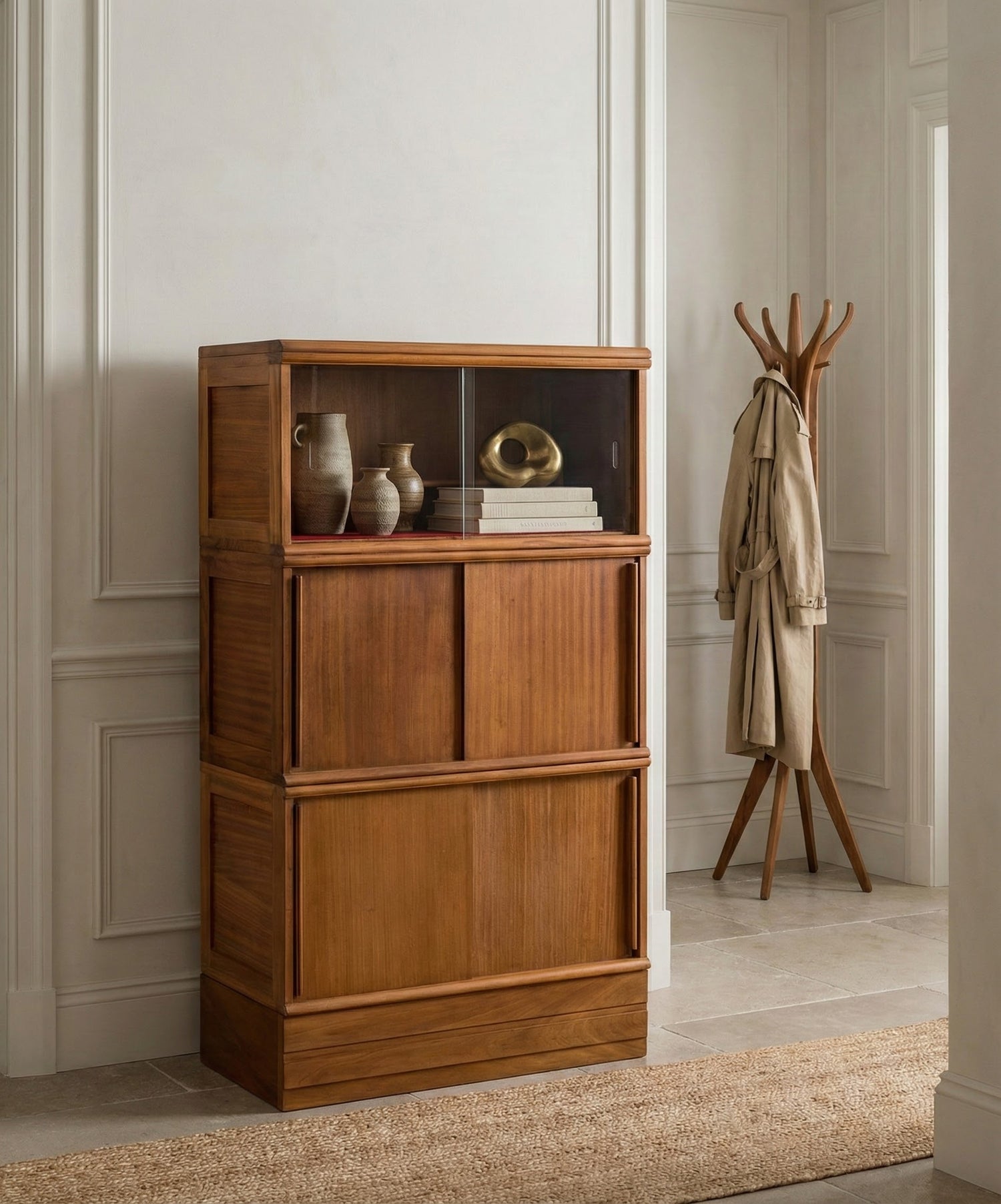 Librería "The Archivist" en interior elegante de estilo parisino junto a perchero de madera y molduras clásicas.