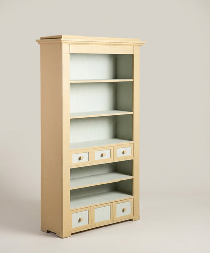 Detalle lateral superior mostrando la cornisa y el acabado de la madera lacada